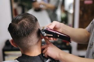 La barbería de Fernando Gallo se prepara para una jornada solidaria.