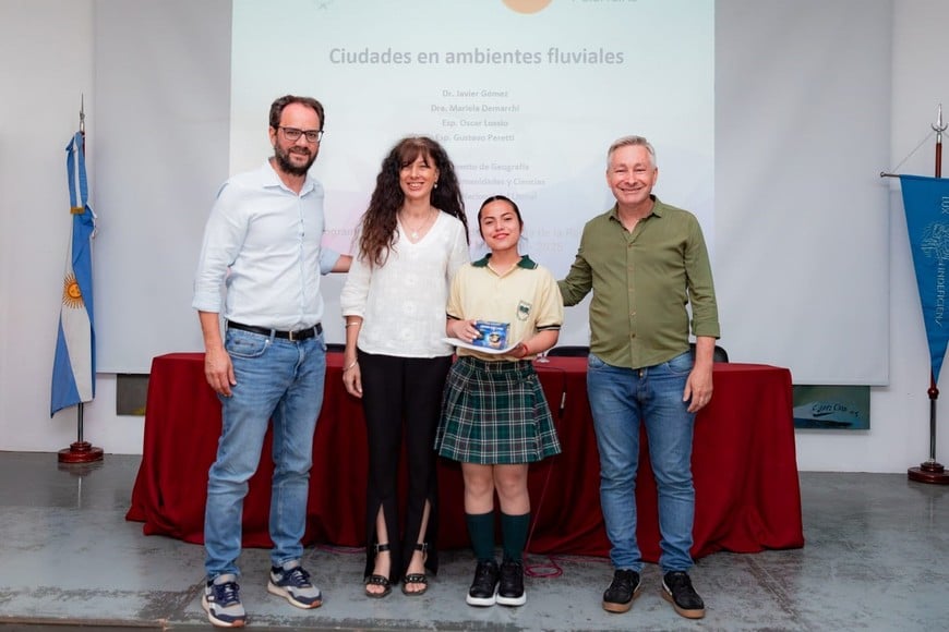 Camila Castelli, de la Escuela “Alfonsina Storni”, de Merlo (Bs As) resultó ganadora en la Categoría A.