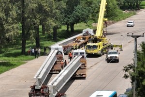 El nuevo puente Santa Fe y Santo Tomé suma sus primeras vigas estructurales. Crédito: Fernando Nicola.