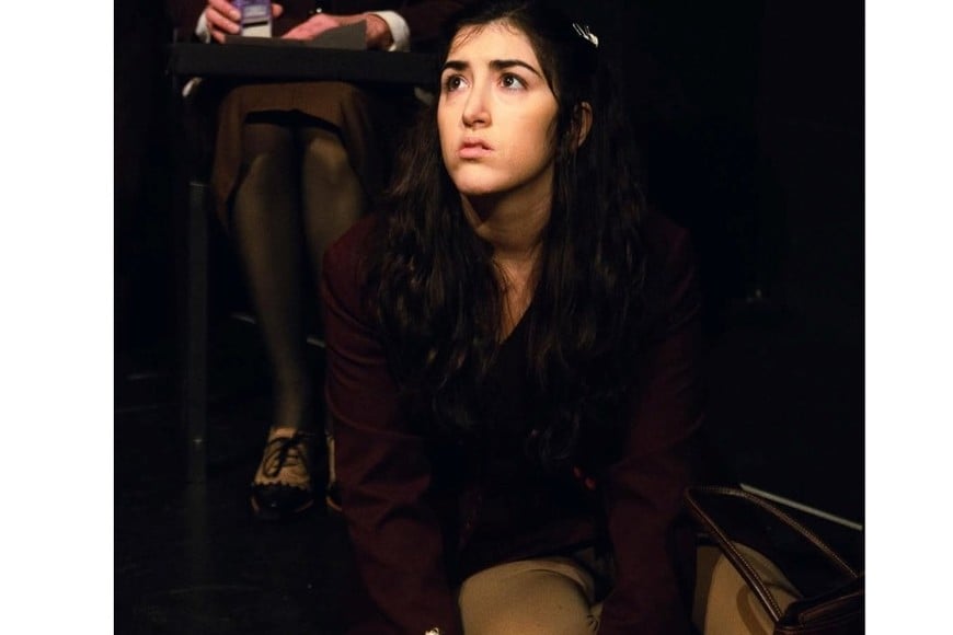 La formación intensa entre la tecnicatura y el profesorado moldeó su identidad teatral.