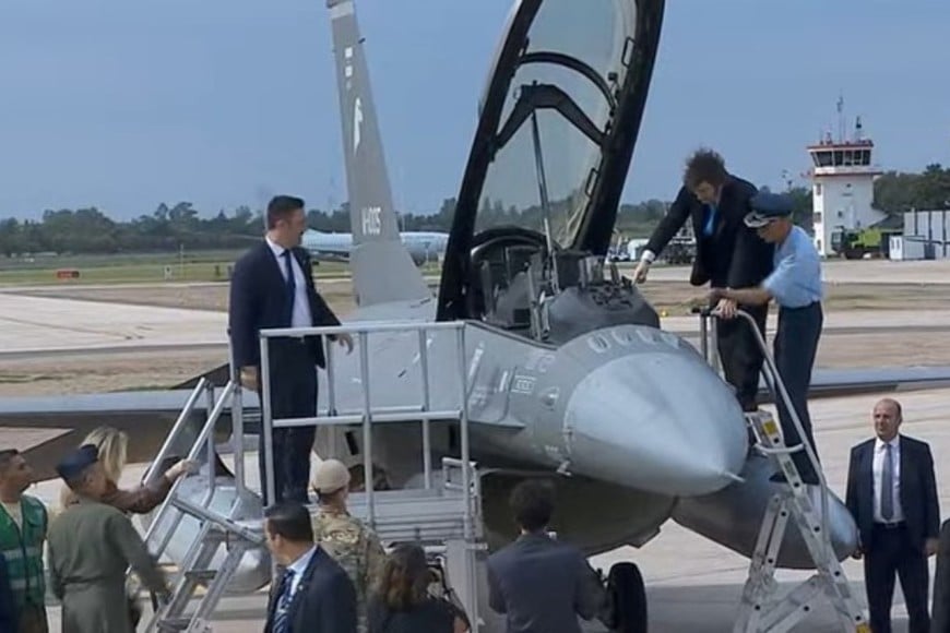 La cabina muestra la tecnología incorporada para operaciones de alta precisión.