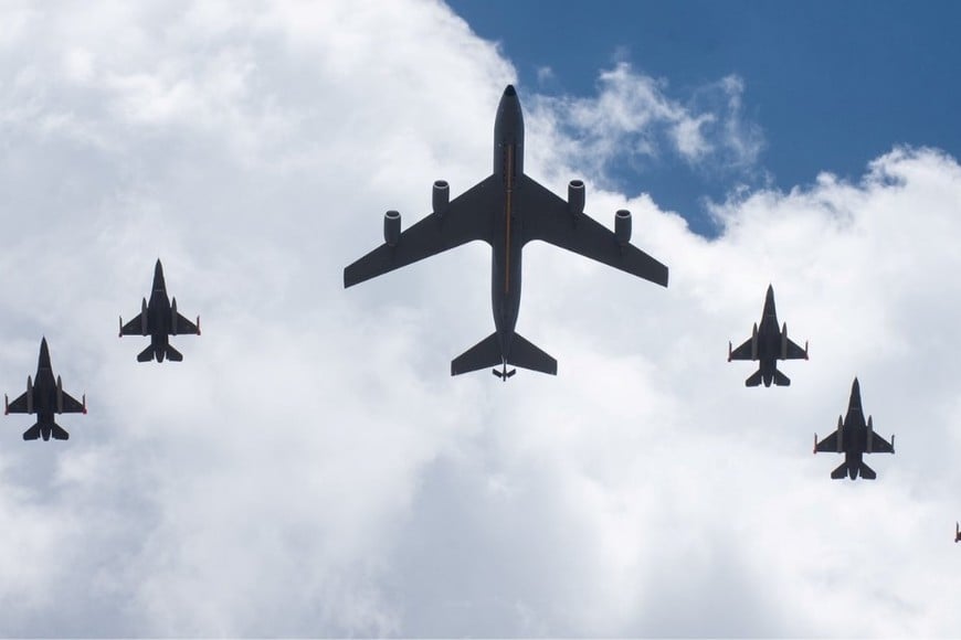 Los F-16 en formación durante el despliegue aéreo.