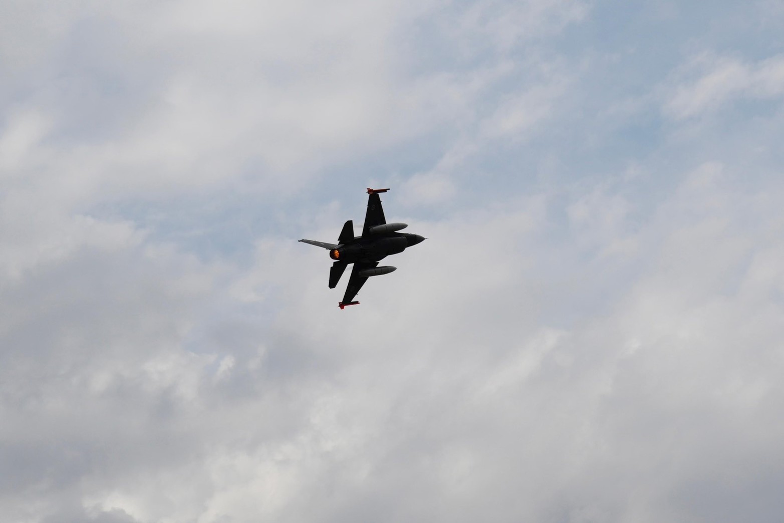 Las aeronaves que adquirió Defensa volar rasante por CABA.