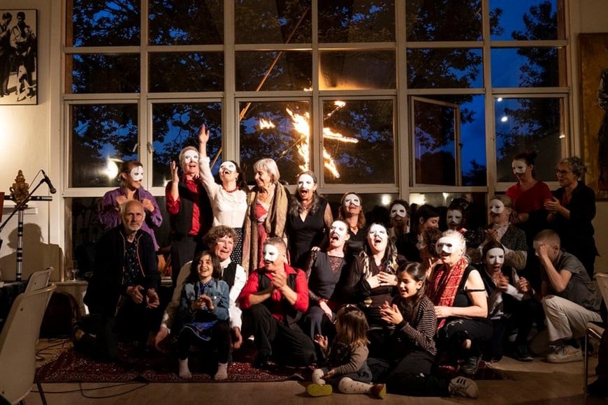 Iben Nagel Rasmussen: Celebrando su 80° cumpleaños junto a El Puente de los Vientos, con máscara blanca con lágrimas rojas con homenaje; abajo, de anteojos y sin máscara, su viejo compañero en el Odin, Kai Bredholt. Foto: Gentileza Francesco Galli