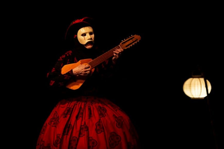 Iben Nagel Rasmussen: Krinolina, uno de los personajes de “El sueño de Andersen”; otra de sus figuras, Pazzarella, es retomada como objeto/títere. Foto: Gentileza Francesco Galli