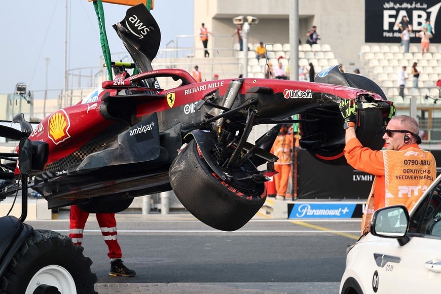 Formula One F1 - Abu Dhabi Grand Prix - Yas Marina Circuit, Abu Dhabi, United Arab Emirates - December 6, 2025
Stewards retrieve the car of Ferrari's Lewis Hamilton after he crashes out during practice REUTERS/Jakub Porzycki