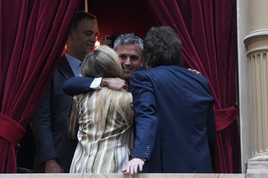 Estrategas legislativos de LLA coordinan acciones en el Palacio Legislativo.