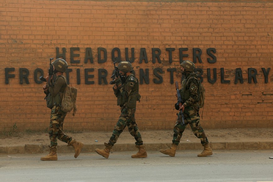 Army soldiers walk, after suicide bombers targeted the headquarters of a Pakistani paramilitary force in Peshawar, Pakistan November 24, 2025. REUTERS/Fayaz Aziz     TPX IMAGES OF THE DAY