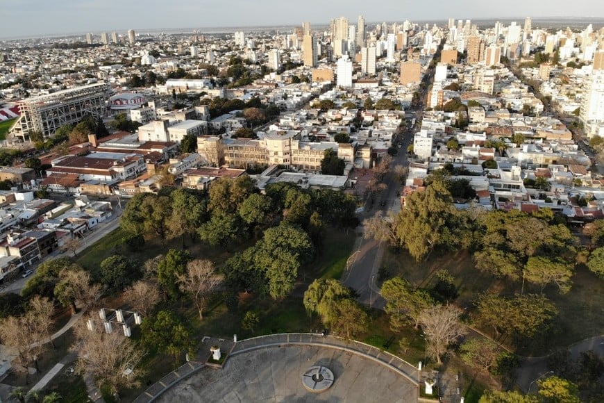 La jornada completa permanecerá estable, con temperaturas altas y viento moderado. Crédito: Luis Cetraro.