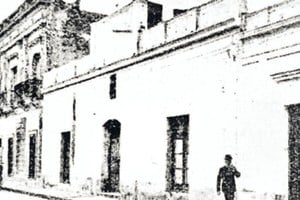 En primer plano la casa que habitara el protomédico Rodríguez y que, en 1853, fuera alquilada al Club del Orden.