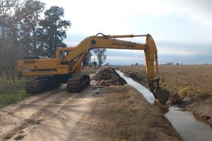 Después de 20 años, la Provincia licitó la compra de 8 máquinas para mantenimiento de canales y obras de drenaje