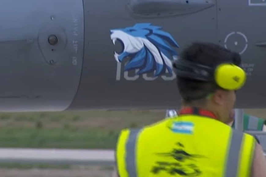 El emblema del león celeste y blanco se destaca en el fuselaje de uno de los cazas.