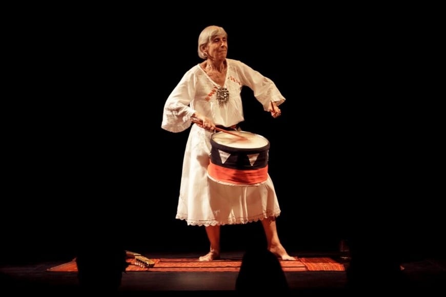 Iben Nagel Rasmussen: Con el tambor, recordando los tiempos de trueques y espectáculos callejeros, en la demostración de trabajo “Blanca como el jazmín”. Foto: Gentileza Diego Pratto