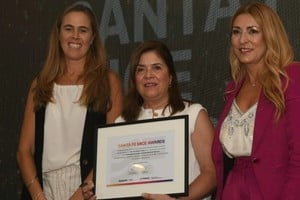 La Dra. Ana María Costa recibe la distinción como Embajadora Turística durante el acto oficial.