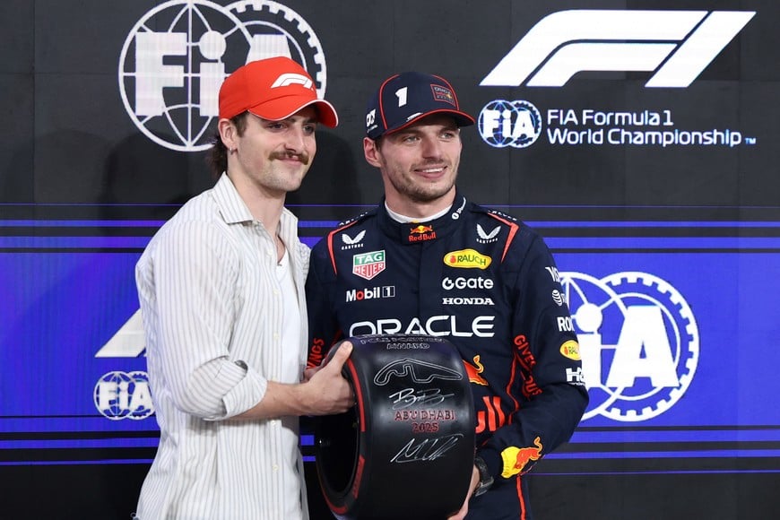 Formula One F1 - Abu Dhabi Grand Prix - Yas Marina Circuit, Abu Dhabi, United Arab Emirates - December 6, 2025
Singer Benson Boone presents the pole position award to Red Bull's Max Verstappen after qualifying in pole position REUTERS/Amr Alfiky