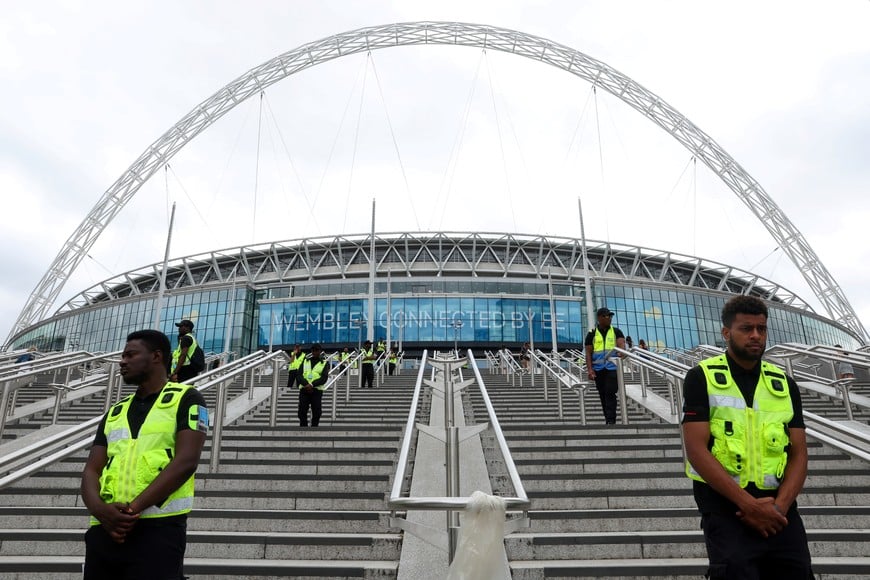 Security officers stand outside Wembley Stadium ahead of a Taylor Swift concert, following the cancellation of three Taylor Swift concerts in Vienna because of a planned attack, in London, Britain, August 15, 2024.  REUTERS/Toby Melville