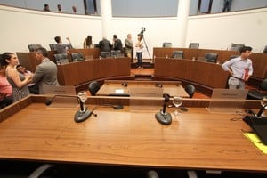 La mesa de la presidencia aguarda... Crédito: Archivo Mauricio Garín