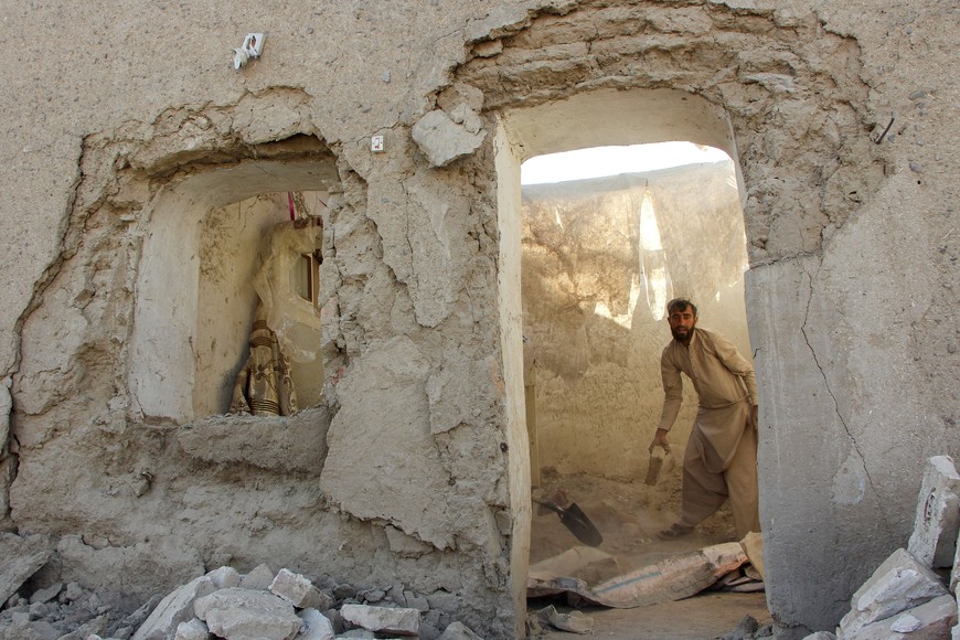 A man clears debris from his house damaged during an airstrike, following a temporary ceasefire, amid the conflict between Afghanistan and Pakistan, in Spin Boldak district of Kandahar Province, Afghanistan, October 16, 2025. REUTERS/Stringer     TPX IMAGES OF THE DAY