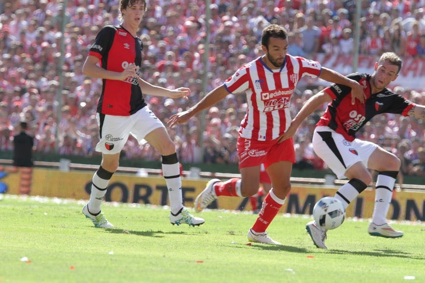 Lucas Gamba en acción en aquel clásico en el 15 de Abril en el que marcó el gol de la victoria, en el arco de la redonda, a cuatro minutos del final del partido.