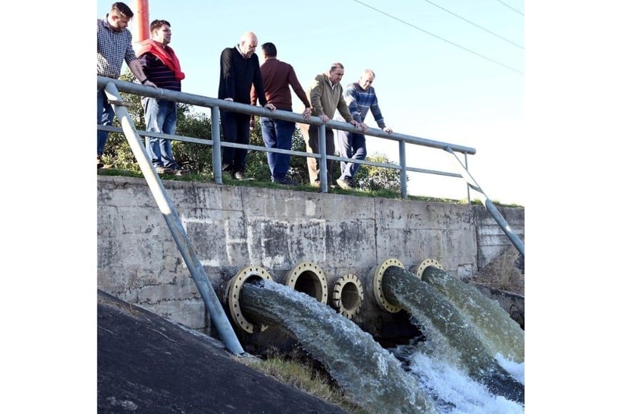 El intendente Poletti supervisa el trabajo de un sistema de drenaje pluvial. Crédito: Archivo