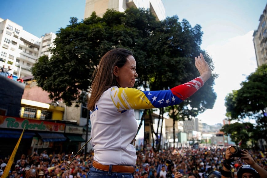 Venezuelan opposition leader Maria Corina Machado greets supporters at a protest ahead of the Friday inauguration of President Nicolas Maduro for his third term, in Caracas, Venezuela January 9, 2025. REUTERS/Leonardo Fernandez Viloria     TPX IMAGES OF THE DAY