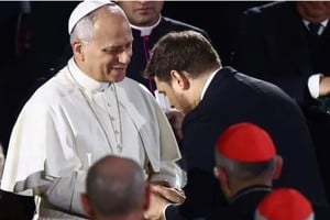 Michael Bublé saluda al papa León XIV tras su emotiva presentación en el Concierto de los Pobres en el Vaticano.