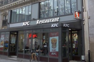 París: cuatro hombres violaron a una nena de 13 años en un baño