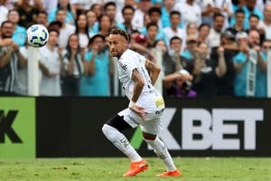 Neymar en acción con el Santos. Foto: REUTERS / Thiago Bernardes.