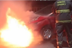 El momento en que los Bomberos intervienen en el incidente. Foto: Gentileza