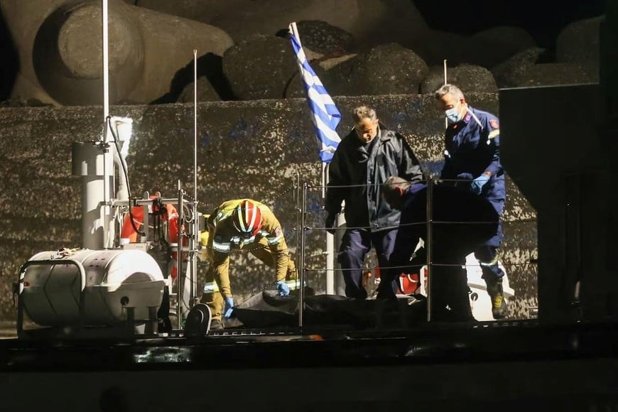 El operativo se concentra al sur de Creta, donde fue hallada la nave semihundida.