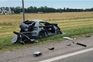 El Volkswagen Gol Trend involucrado quedó destruido tras el impacto frontal en la ruta 3.