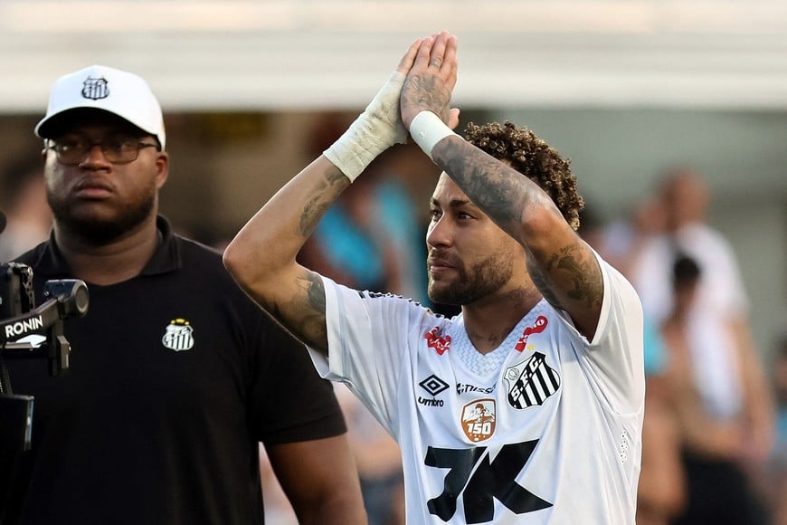 Soccer Football - Brasileiro Championship - Santos v Cruzeiro - Estadio Urbano Caldeira, Santos, Brazil - December 7, 2025
Santos' Neymar celebrates after the match REUTERS/Thiago Bernardes