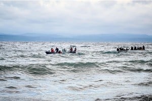 Embarcaciones de la Guardia Costera griega participan de la búsqueda en aguas del Mediterráneo.