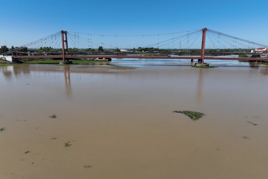 La desembocadura de la laguna Setúbal -afluente del Paraná- en el río Santa Fe, con el emblemático puente Colgante. Fernando Nicola.