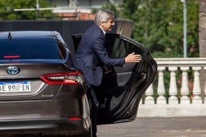 Luis Caputo confirmó la vuelta al mercado con un bono en dólares a cuatro años. Foto: NA