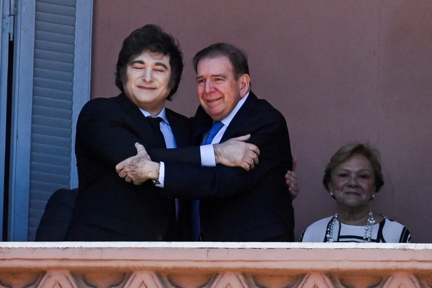 Venezuelan opposition leader Edmundo Gonzalez and Argentina's President Javier Milei embrace, at Casa Rosada presidential palace in Buenos Aires, Argentina, January 4, 2025. REUTERS/Mariana Nedelcu
