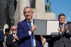 Pablo Javkin firmó la ordenanza de autonomía frente al Monumento a la Bandera.