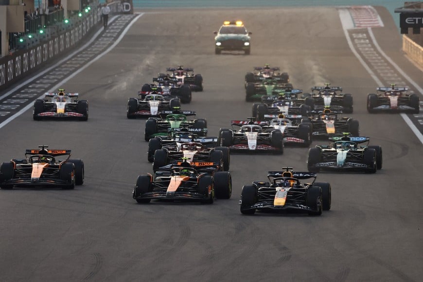 Formula One F1 - Abu Dhabi Grand Prix - Yas Marina Circuit, Abu Dhabi, United Arab Emirates - December 7, 2025
Red Bull's Max Verstappen, McLaren's Lando Norris and McLaren's Oscar Piastri in action at the start of the race REUTERS/Amr Alfiky