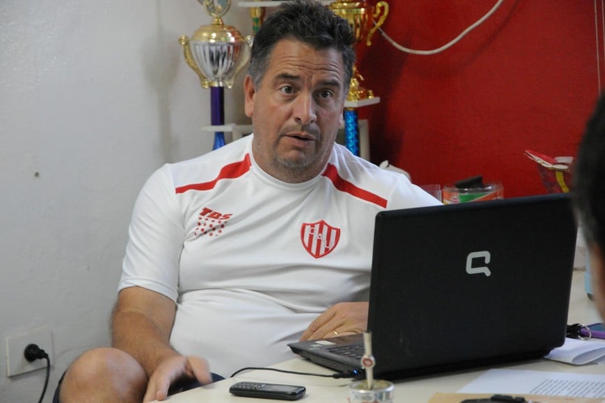 Alejandro Trionfini se está volviendo a la Argentina para retornar a Unión como DT de la reserva.