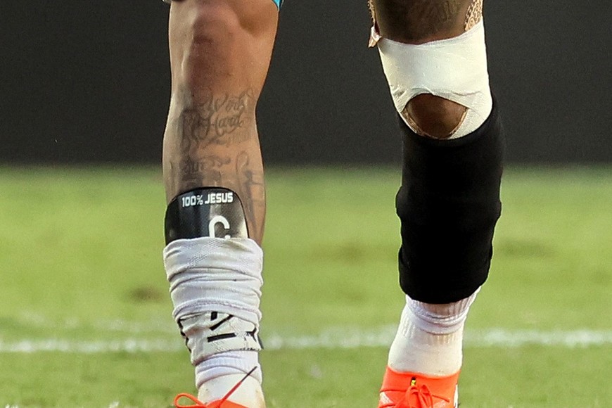 Soccer Football - Brasileiro Championship - Santos v Cruzeiro - Estadio Urbano Caldeira, Santos, Brazil - December 7, 2025
Santos' Neymar with a message on his shin pad after the match REUTERS/Thiago Bernardes