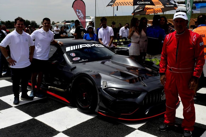 “Tenemos capacidad de producción completa, desde el enchapado hasta la fabricación de piezas. El auto se hizo íntegro en Venado Tuerto”, destacó.