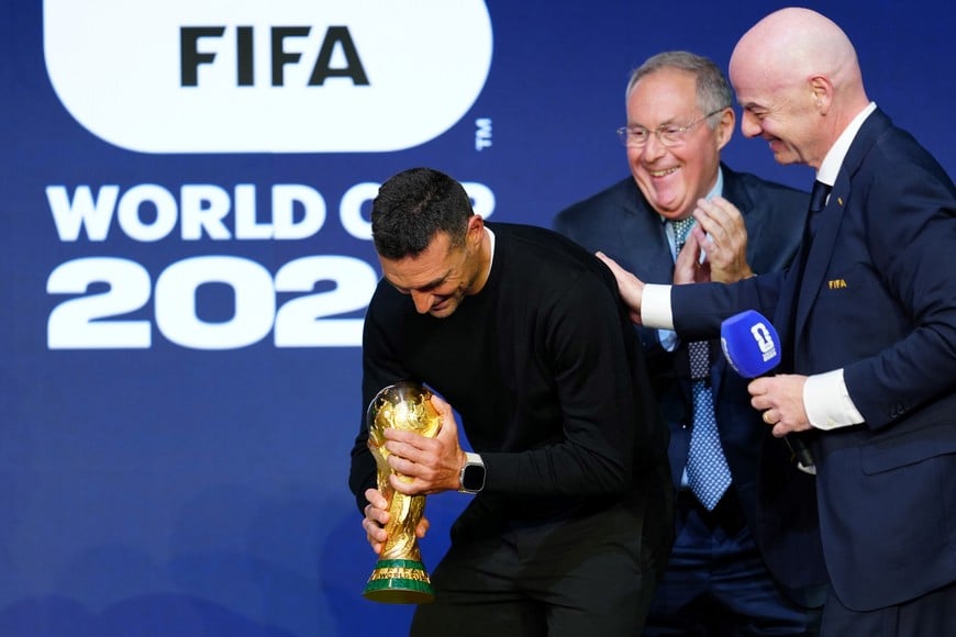 (251207) -- WASHINGTON D. C., 7 diciembre, 2025 (Xinhua) -- Imagen del 6 de diciembre de 2025 del director técnico, Lionel Scaloni (i), de Argentina, sosteniendo el trofeo de la Copa Mundial de la FIFA, durante la develación del calendario de partidos para la Copa Mundial 2026, en Washington D. C., Estados Unidos. (Xinhua/Jia Haocheng) (rtg) (ah)