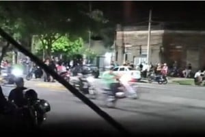 Motociclistas haciendo "willy" y lanzados a toda velocidad. Foto: Gentileza