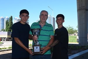 Valentín Bustos, Ariel Sclafani y Enzo Tochi, con el trofeo obtenido en muy buena ley. Crédito: Flavio Raina