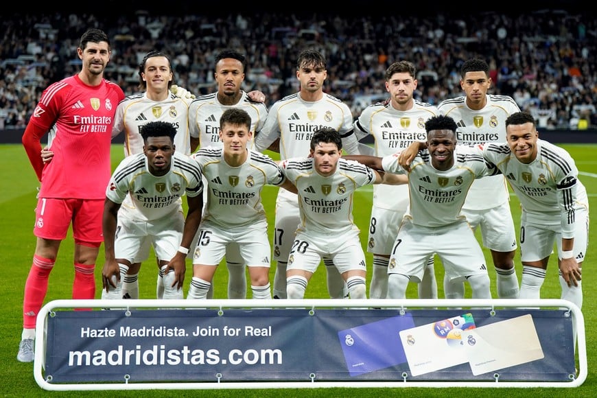 Soccer Football - LaLiga - Real Madrid v Celta Vigo - Santiago Bernabeu, Madrid, Spain - December 7, 2025
Real Madrid players pose for a team group photo before the match REUTERS/Ana Beltran