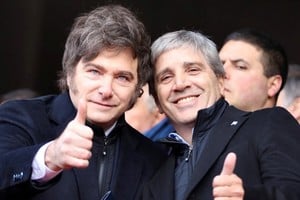 Javier Milei junto a Luis Caputo, su ministro de Economía.