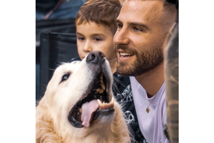 Fausto Duperré junto a su golden Oli, los organizadores de la "ola dorada".
