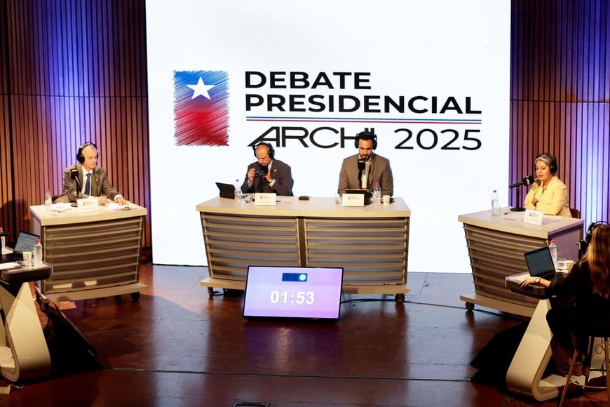 Jose Antonio Kast, presidential candidate of the far-right Republican Party, and Jeannette Jara, presidential candidate of the ruling leftist-coalition and member of the Communist Party, attend a debate organized by the Asociacion de Radiodifusores de Chile (Association of Broadcasters of Chile) ahead of the December 14 presidential runoff, in Santiago, Chile, December 3, 2025. REUTERS/Juan Gonzalez