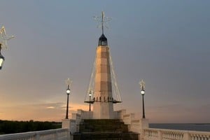 A diferencia del último año, se incorporó una estructura de hierro que brindará mayor volumen al árbol navideño.