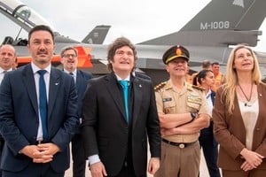 Petri, Milei y su sucesor Carlos Pestri en la recepción de los aviones F-16.
